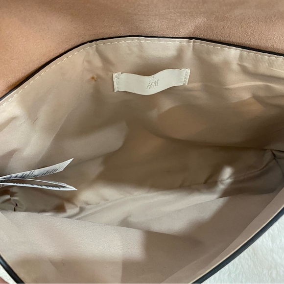 Blush coloured suede crossbody bag with gold toned hardware and chain - Picture 5 of 6